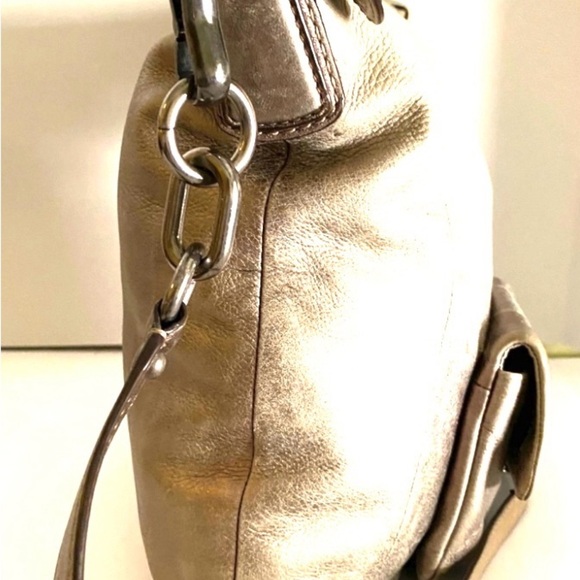 Coach vintage metallic gray silver distressed leather crossbody handbag - Picture 4 of 11